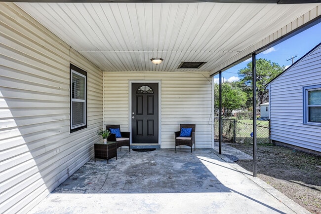 Foto del edificio - 2210 N Fernwood Dr