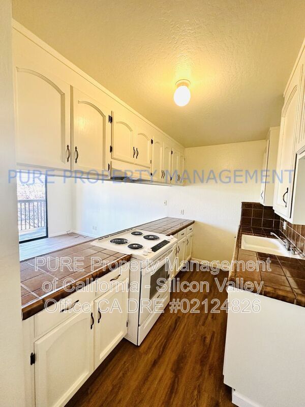Building Photo - 1552 Merrill St
