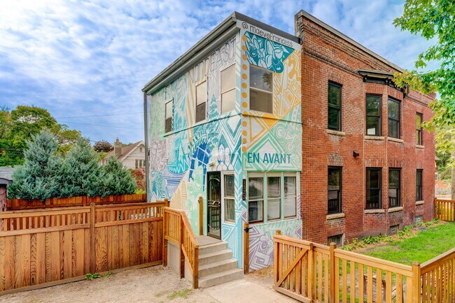 Mural realizado por un artista local de Minneapolis. - 1322 NE Lowry Ave