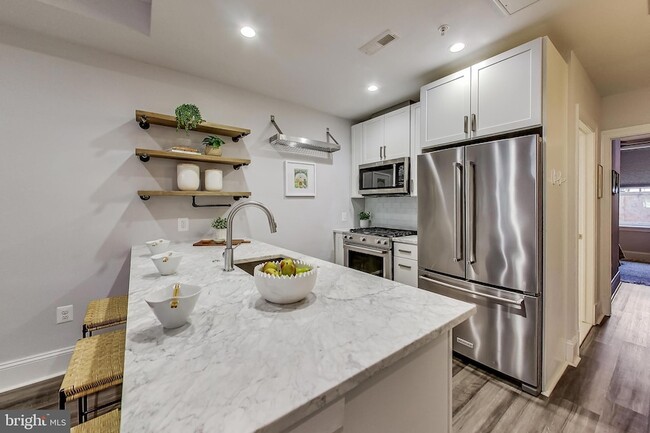 Building Photo - 819 D St NE