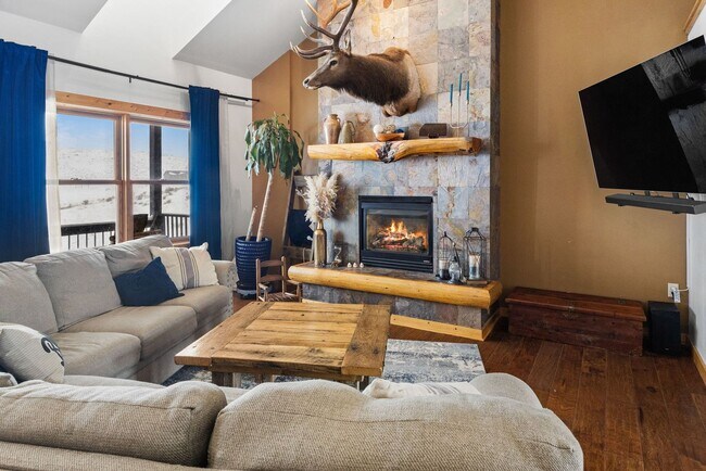 Building Photo - Spacious 6-bedroom, 4.5-bathroom home is i...