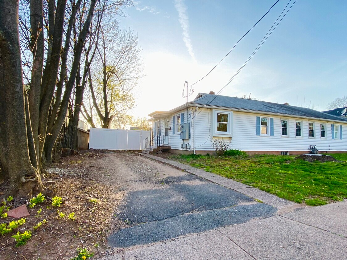 58 Waddell Rd, Manchester, CT 06040 Townhome Rentals in Manchester CT