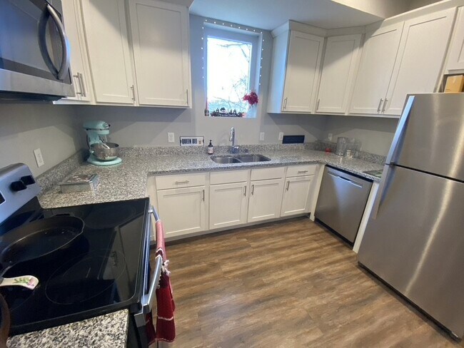 Foto del edificio - *Available March 1. Prime Location Giant f...