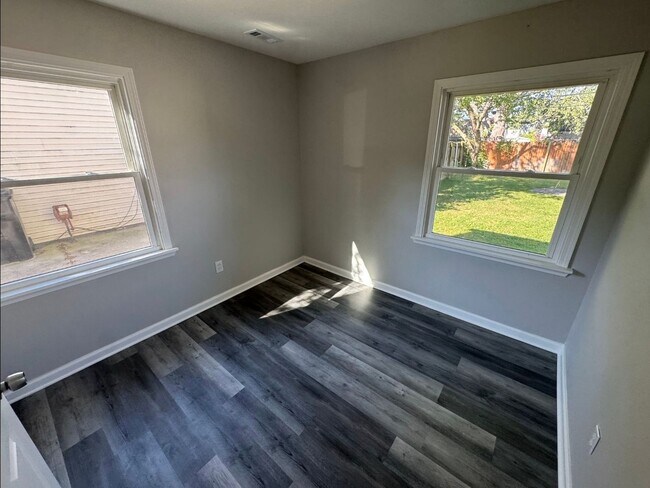 Foto del edificio - Roseville Three bedroom is a must see!!