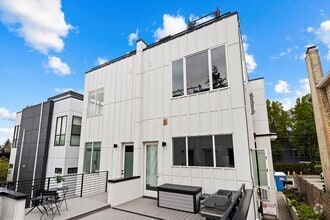 Building Photo - 2337 10th Ave E