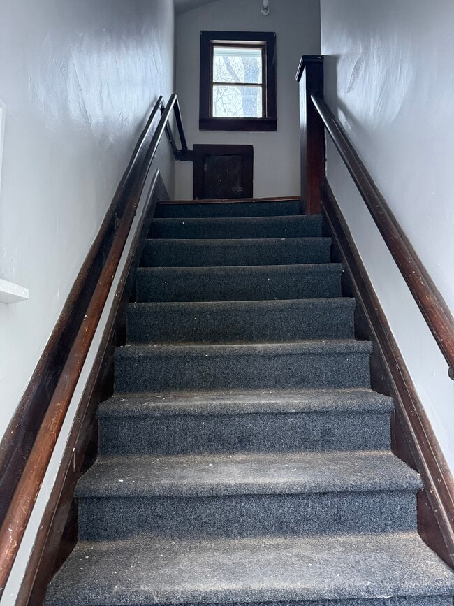 Building Photo - 818 N Van Buren St