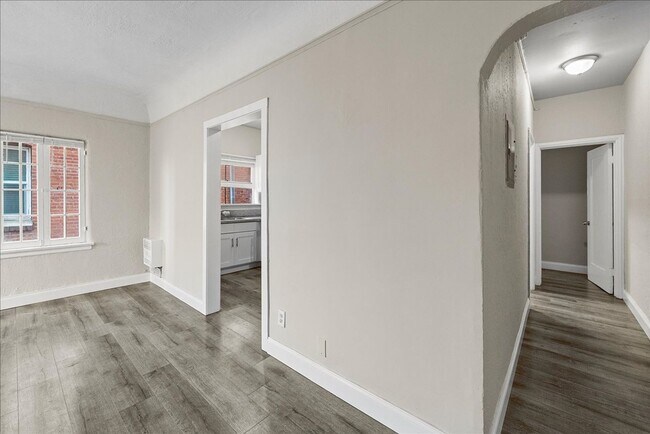 Building Photo - Beautiful One Bedroom Apartment! Minutes f...