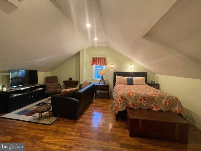 Full View - 3029 Clinton St NE
