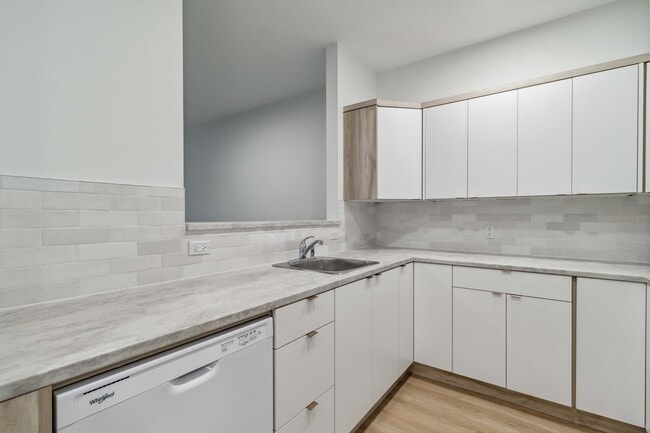 Building Photo - WELCOME TO GARDENSTONE - TWO BEDROOM PLUS DEN APARTMENT AVAILABLE