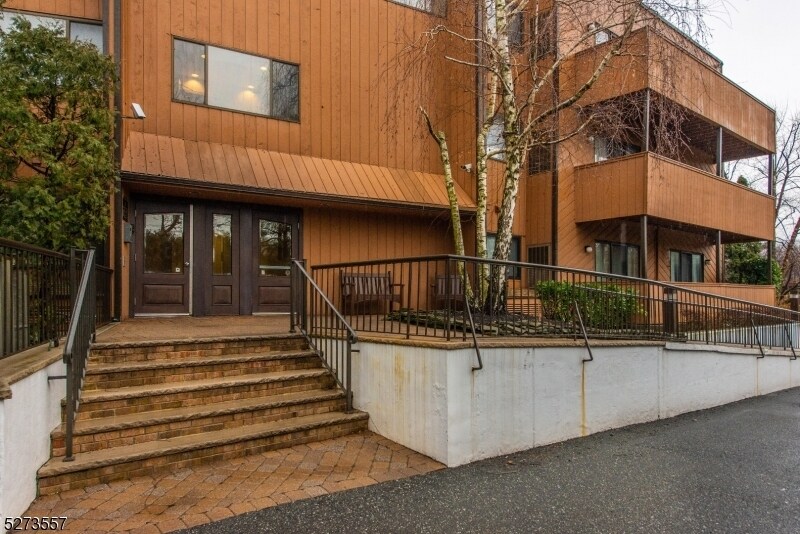Foto principal - 969 Bloomfield Ave