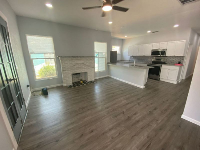 Building Photo - 2 Bedroom 1 Bath Duplex in Lakeland for RENT!
