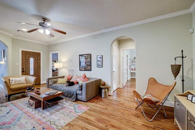 Building Photo - 319 W 10th St