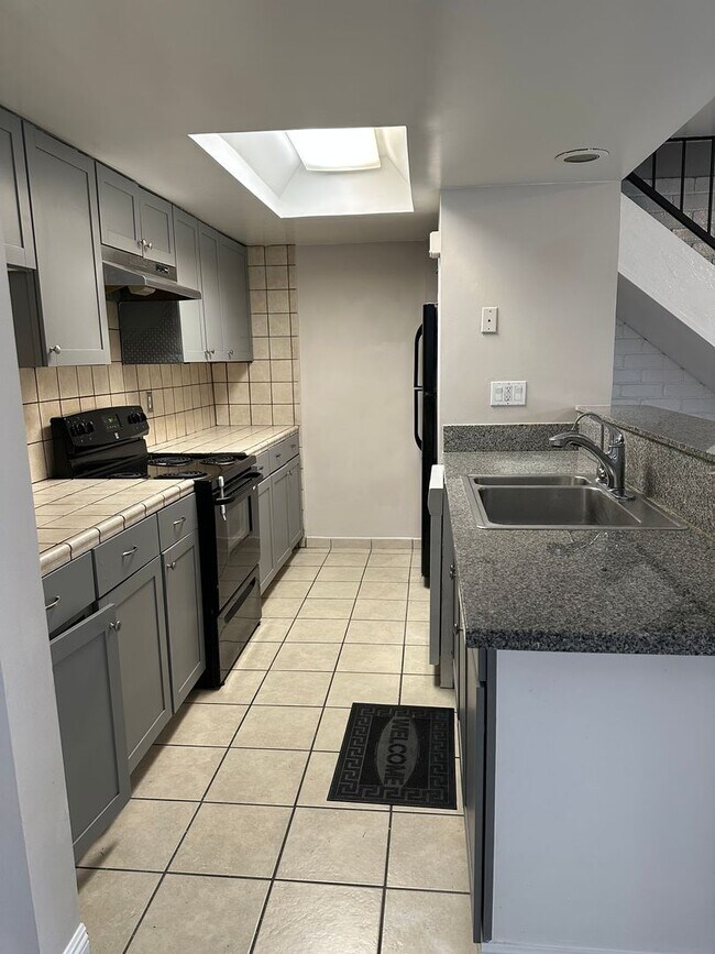 Foto del edificio - Beautiful 2 bedroom 1 bath condo in North ...