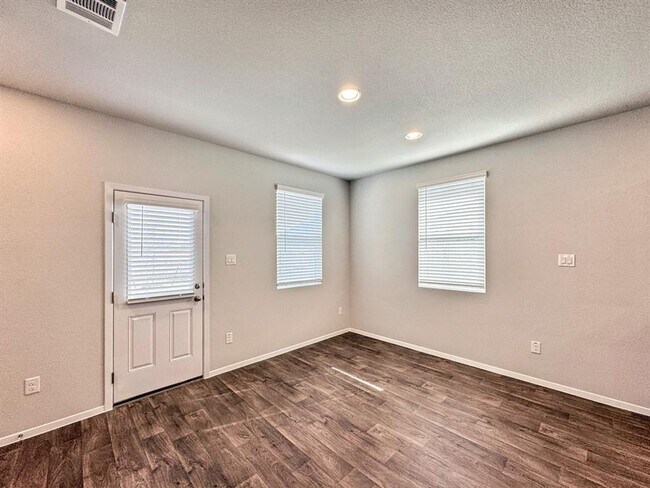 Foto del edificio - Comfortable Two-Story Living in San Marcos ~ Spacious Layout & Stylish Finishes