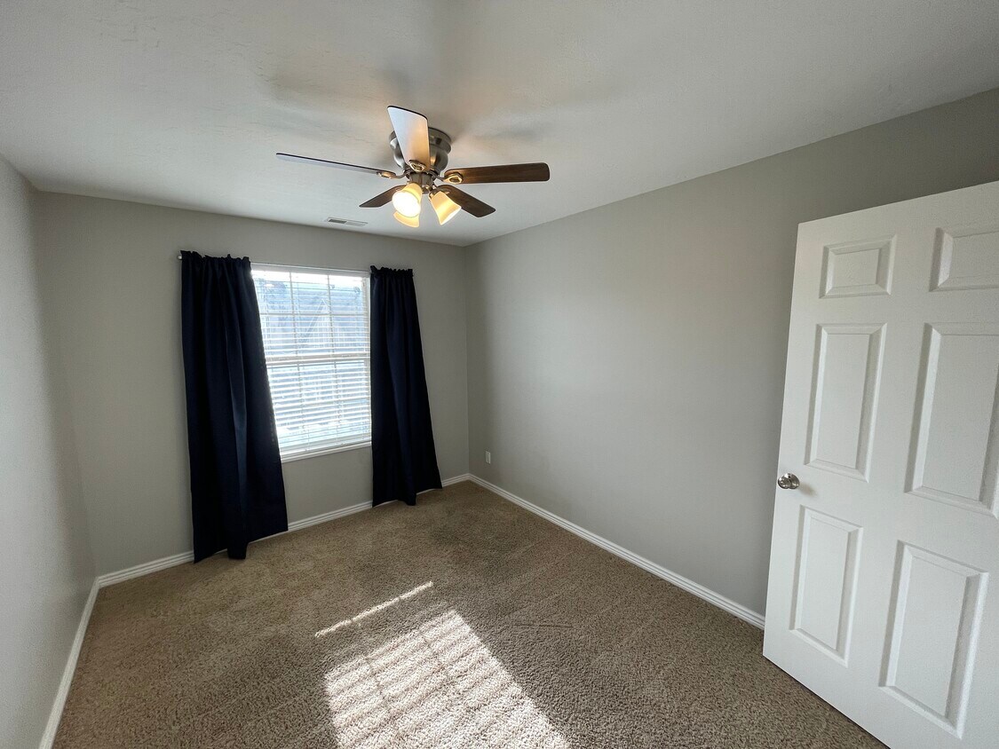 Private Room - 189 S 1930 E