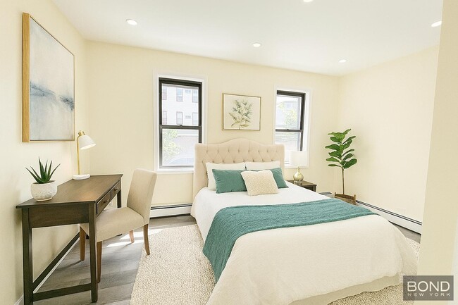 Foto del edificio - 261 Manhattan Ave