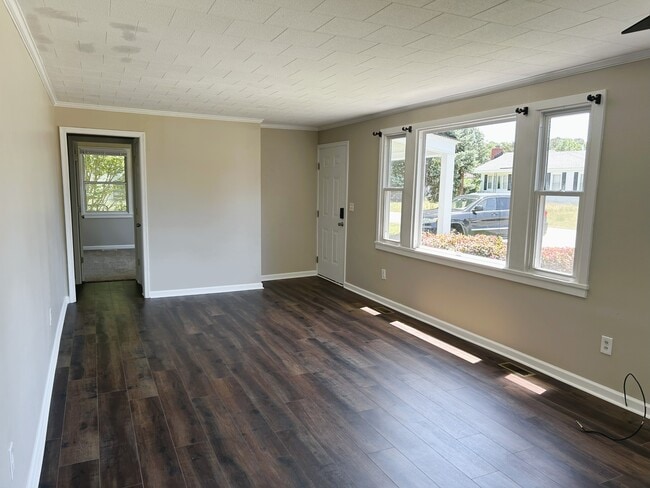 Building Photo - 133 Green Meadow Dr