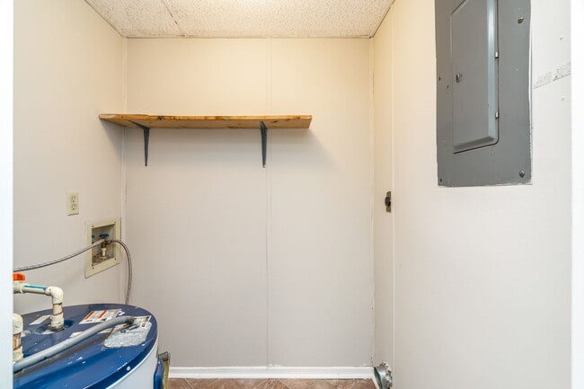 Building Photo - 302 Wakefield Rd