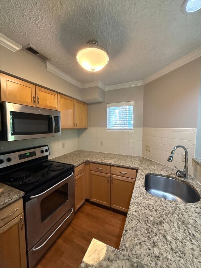 Foto del edificio - 1 Bedroom Condo Off Randolph Road!