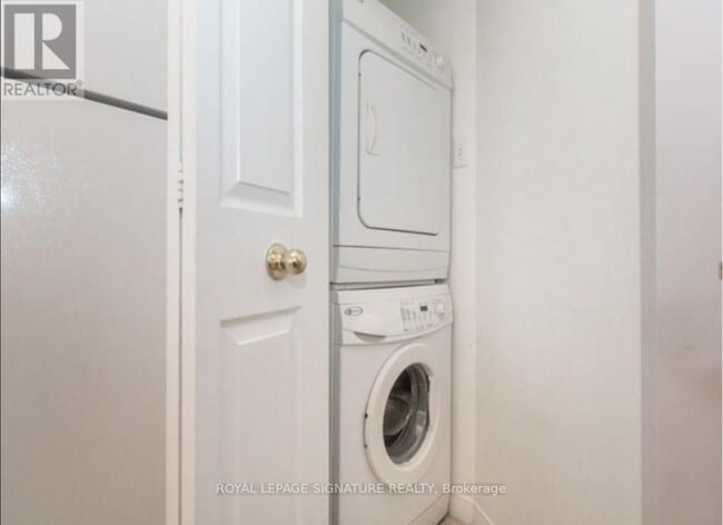 Photo du bâtiment - 801 King St W