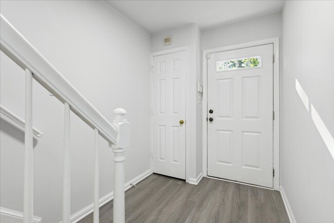 Building Photo - 3BD 2.5BA Townhouse