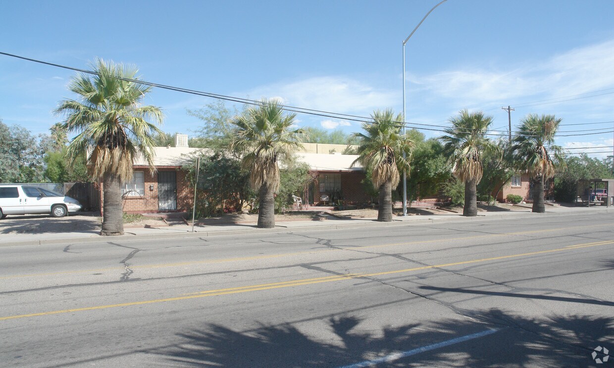 Primary Photo - 804 E 10th St