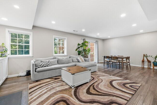 Foto del edificio - 4880 Chevy Chase Dr