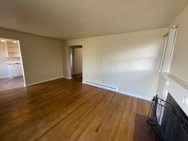 Building Photo - Large 2Bedroom 1Bathroom Duplex w/ Attache...