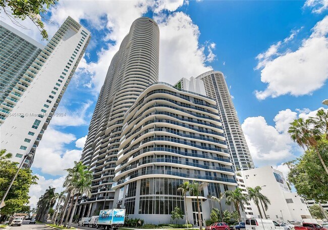 Edificio - 488 NE 18th St