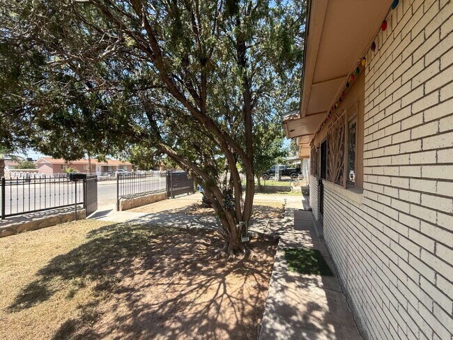 Building Photo - 7289 Mimosa Ave
