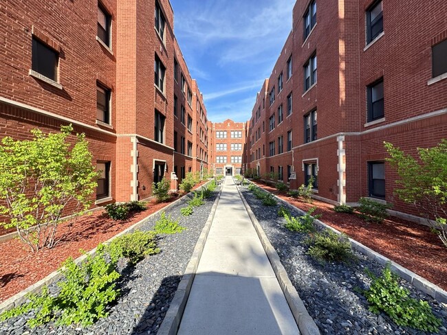 Building Photo - 3934 N Janssen Ave