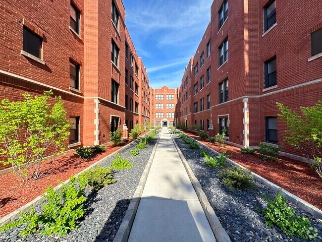 Building Photo - 3946.5 N Janssen Ave