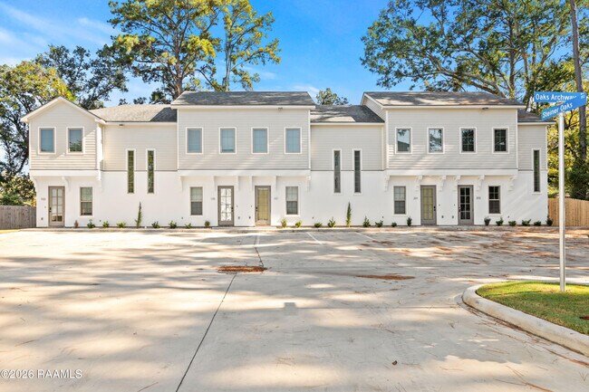 Building Photo - 105 Steiner Oaks