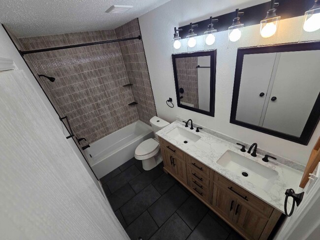 Foto del edificio - 1033 Lakeview Ct