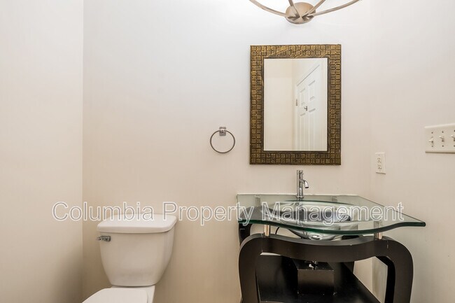 Building Photo - 2421 Franklin St NE