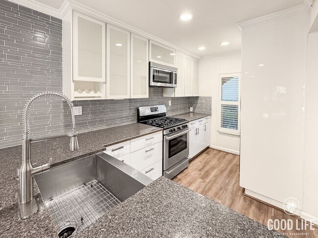 Foto del edificio - Beautiful 1Bd/1Ba Condo Overlooking Stream...