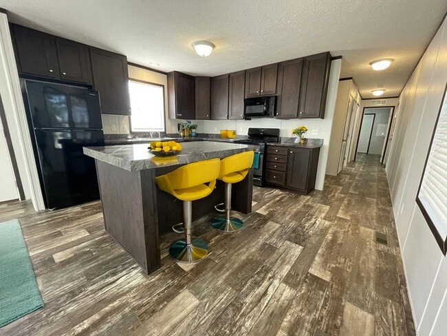 Foto del edificio - 15978 Villaire Ave