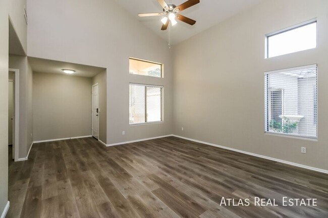 Building Photo - 374 E Daniella Dr