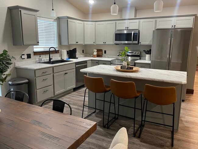 Building Photo - New 3 bed 2 bath