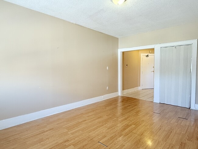Building Photo - 1441 Wyandotte St E
