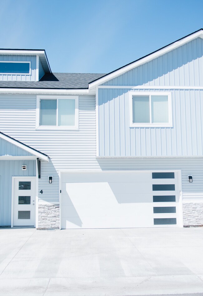 Building Photo - 151 Park Lawn Dr
