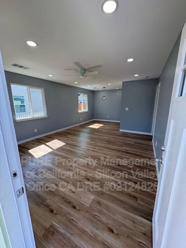 Building Photo - 1922 Main St