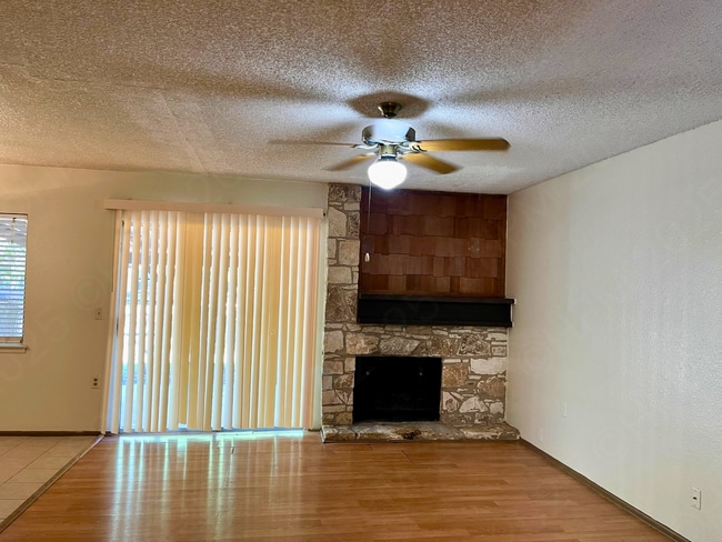 Foto del edificio - 5959 Oak Run St