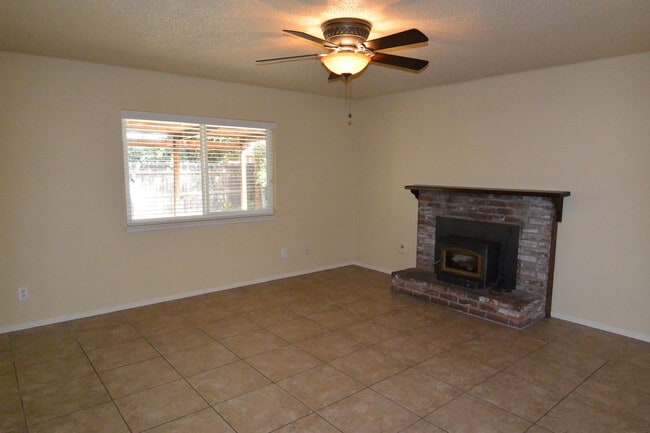 Building Photo - 3 Bedroom 2 Bathroom Home in SW Visalia close to shopping and restaurants!