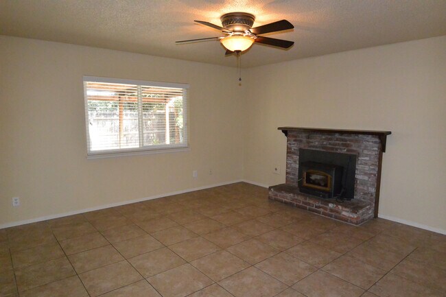 Foto del edificio - 3 Bedroom 2 Bathroom Home in SW Visalia close to shopping and restaurants!