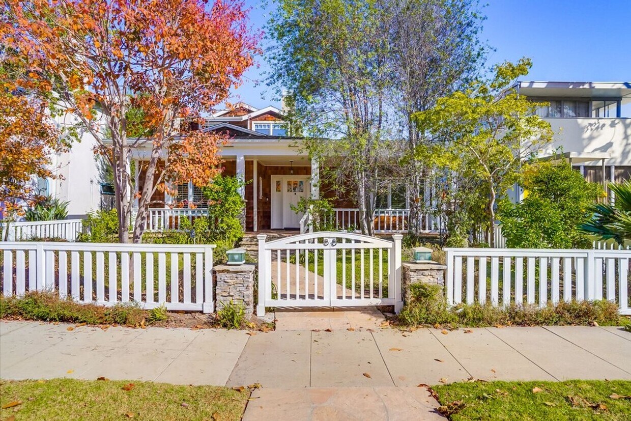 Foto principal - Beautiful 4 Bed/4 Bath Family Home w/pool ...