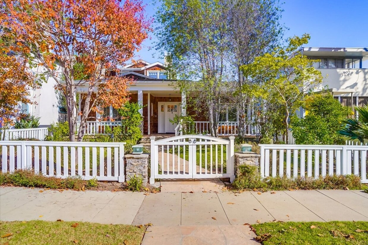 Primary Photo - Beautiful 4 Bed/4 Bath Family Home w/pool ...