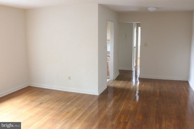 Building Photo - 2009 N Daniel St