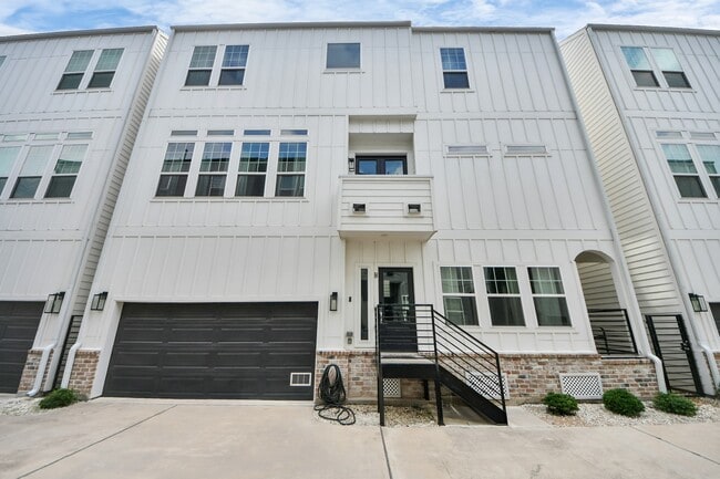 Building Photo - 1223 W 16th St
