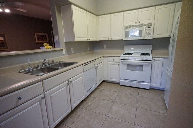 Building Photo - SHOWINGS AVAILABLE NOW